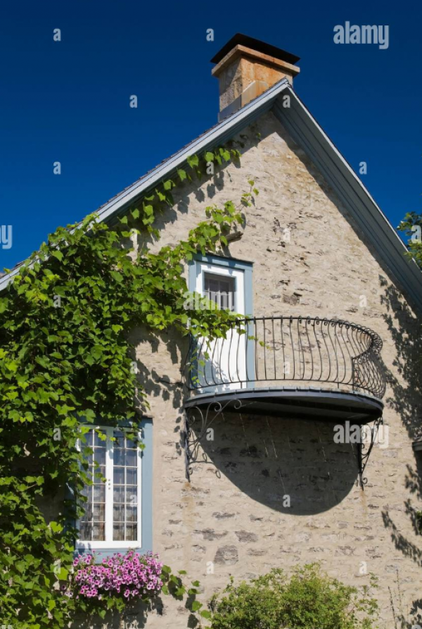 Balkon Berbentuk Segitiga dengan Pagar Besi Klasik